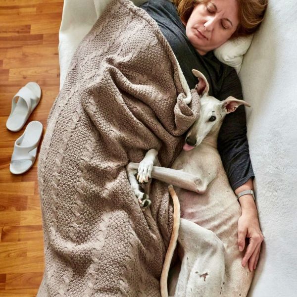 Femme qui dort avec son chien