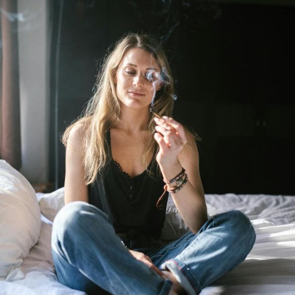 Femme agée avec du CBD